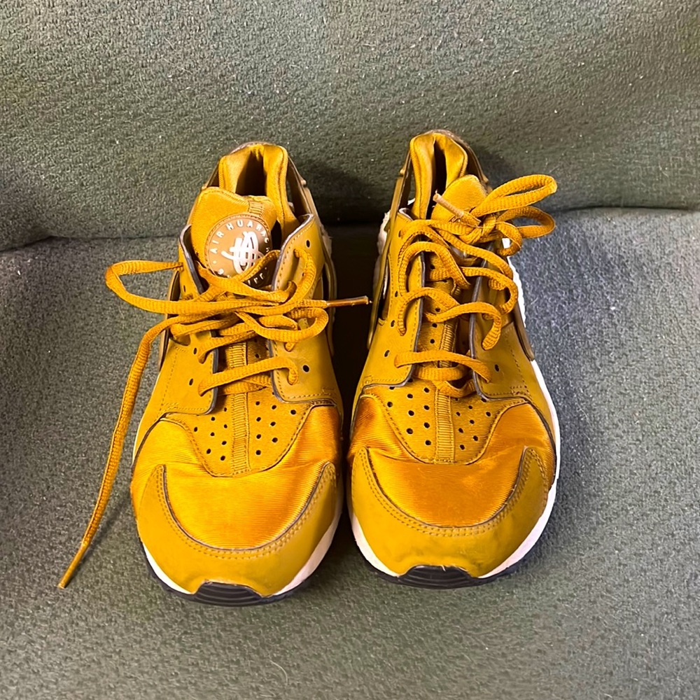 Wmns Air Huarache Run women’s size 8 1/2 shoes